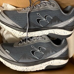Gdefy tennis shoes